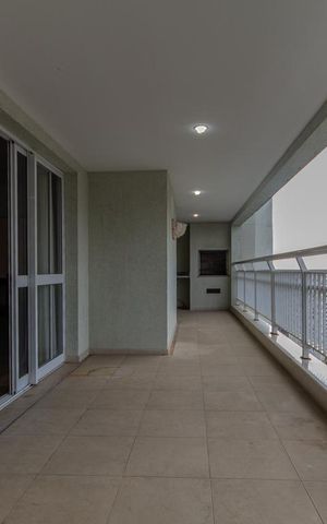 Apartamento à venda com 248m², 4 quartos e 3 vagas Apartamento à venda com 248m², 4 quartos e 3 vagasVaranda