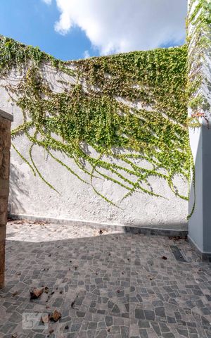 Casa à venda com 300m², 4 quartos e 3 vagas Casa à venda com 300m², 4 quartos e 3 vagasLateral da casa - acesso sala 2