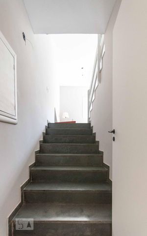 Casa à venda com 300m², 4 quartos e 3 vagas Casa à venda com 300m², 4 quartos e 3 vagasEscada acesso sala 3, banheiro e quartos