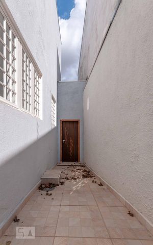 Casa à venda com 300m², 4 quartos e 3 vagas Casa à venda com 300m², 4 quartos e 3 vagasLateral da casa - portão acesso garagem