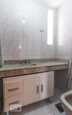 Apartamento para alugar com 74m², 2 quartos e 1 vaga Apartamento para alugar com 74m², 2 quartos e 1 vagaBanheiro 1