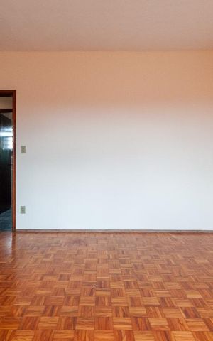 Casa à venda com 360m², 5 quartos e 5 vagas Casa à venda com 360m², 5 quartos e 5 vagasQuarto 4