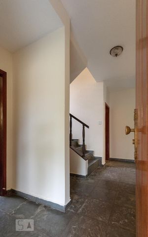 Casa à venda com 360m², 5 quartos e 5 vagas Casa à venda com 360m², 5 quartos e 5 vagasAcesso salas, escada e lavabo