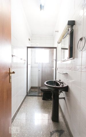 Casa à venda com 400m², 7 quartos e 4 vagasBanheiro da suíte 3 