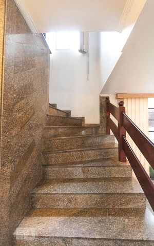 Casa à venda com 400m², 7 quartos e 4 vagasEscada 