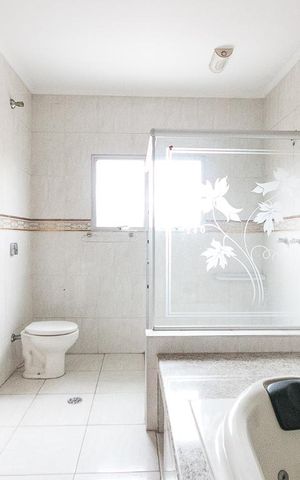 Casa à venda com 400m², 7 quartos e 4 vagasBanheiro da suíte 4 