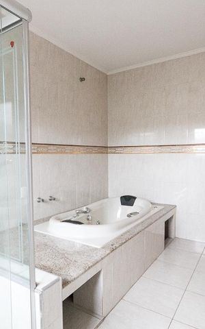 Casa à venda com 400m², 7 quartos e 4 vagasBanheiro da suíte 4 