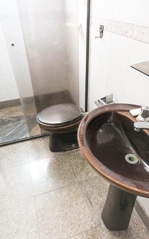 Casa à venda com 400m², 7 quartos e 4 vagasBanheiro da suíte 3 