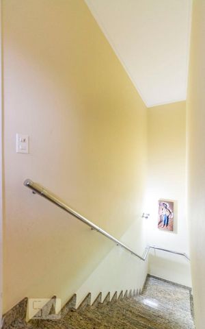 Casa à venda com 146m², 3 quartos e 2 vagasEscada