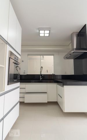 Casa de condomínio à venda com 260m², 4 quartos e 4 vagasCozinha