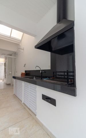 Casa de condomínio à venda com 260m², 4 quartos e 4 vagasChurrasqueira