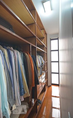 Casa à venda com 760m², 6 quartos e 8 vagasCloset 1