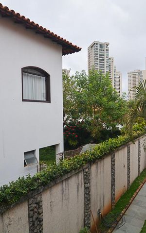 Casa à venda com 760m², 6 quartos e 8 vagasVista
