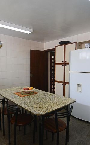 Casa à venda com 760m², 6 quartos e 8 vagasCozinha