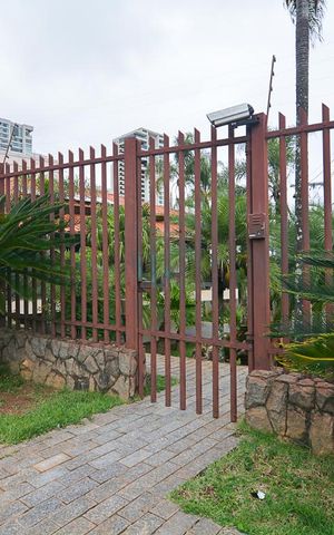 Casa à venda com 760m², 6 quartos e 8 vagasFachada
