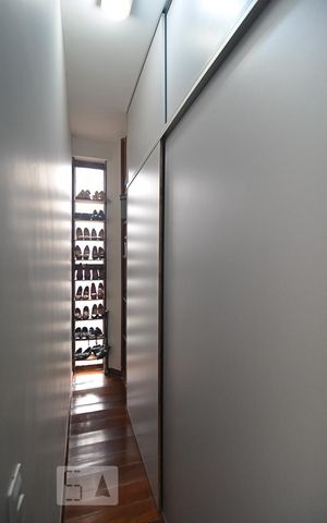 Casa à venda com 760m², 6 quartos e 8 vagasCloset 2