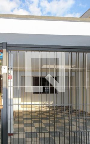 Casa à venda com 200m², 4 quartos e 2 vagas Casa à venda com 200m², 4 quartos e 2 vagasFachada