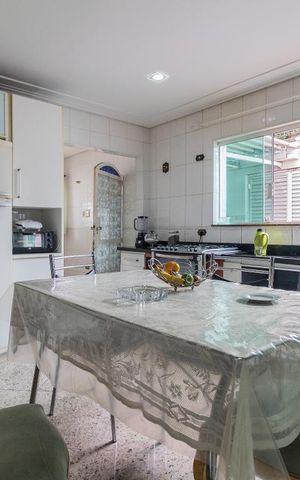 Casa para alugar com 350m², 4 quartos e 4 vagas Casa para alugar com 350m², 4 quartos e 4 vagasCozinha