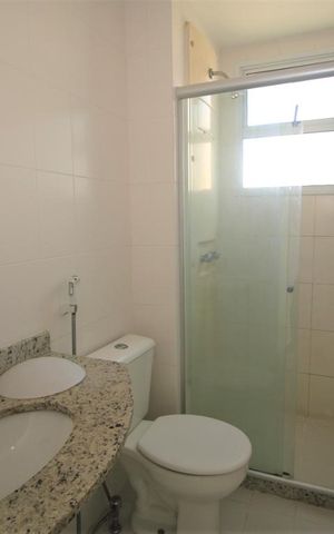 Apartamento à venda com 80m², 2 quartos e 1 vagaBanheiro Canadense visto pela suite 02