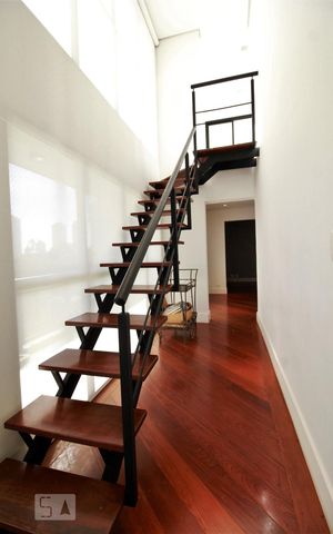 Apartamento à venda com 282m², 3 quartos e 4 vagasEscadas
