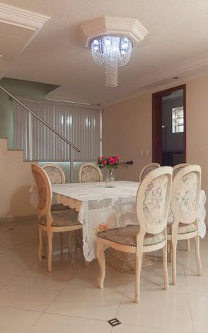 Casa de condomínio à venda com 250m², 5 quartos e 3 vagas Casa de condomínio à venda com 250m², 5 quartos e 3 vagasSala