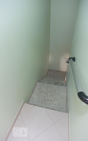 Casa de condomínio à venda com 250m², 5 quartos e 3 vagas Casa de condomínio à venda com 250m², 5 quartos e 3 vagasEscada