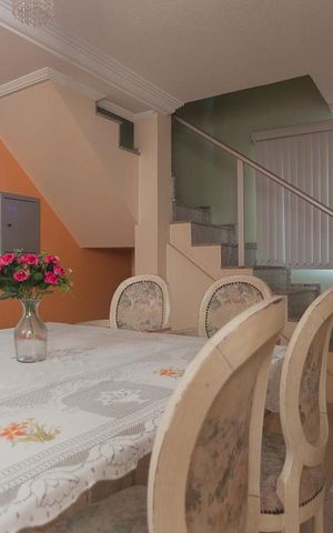 Casa de condomínio à venda com 250m², 5 quartos e 3 vagas Casa de condomínio à venda com 250m², 5 quartos e 3 vagasSala almoço ou jantar