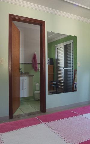 Casa de condomínio à venda com 250m², 5 quartos e 3 vagas Casa de condomínio à venda com 250m², 5 quartos e 3 vagasSuíte