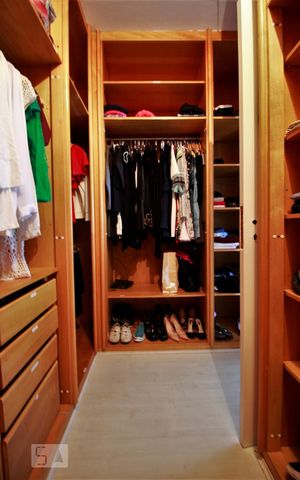 Apartamento à venda com 230m², 3 quartos e 4 vagasCloset