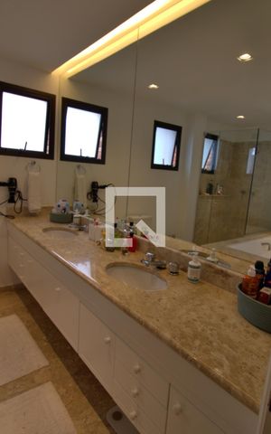 Apartamento à venda com 235m², 3 quartos e 4 vagas Apartamento à venda com 235m², 3 quartos e 4 vagasBanheiro da Suíte 3