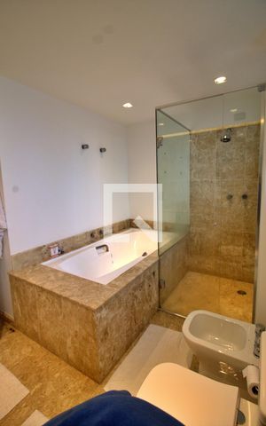 Apartamento à venda com 235m², 3 quartos e 4 vagas Apartamento à venda com 235m², 3 quartos e 4 vagasBanheiro da Suíte 3