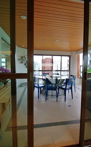 Apartamento à venda com 235m², 3 quartos e 4 vagas Apartamento à venda com 235m², 3 quartos e 4 vagasVaranda gourmet