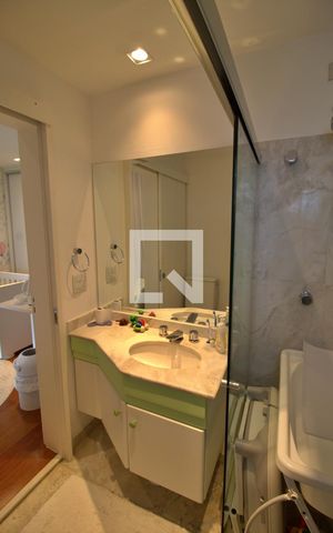 Apartamento à venda com 235m², 3 quartos e 4 vagas Apartamento à venda com 235m², 3 quartos e 4 vagasBanheiro da Suíte 1