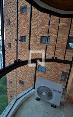 Apartamento à venda com 235m², 3 quartos e 4 vagas Apartamento à venda com 235m², 3 quartos e 4 vagasVaranda da Suíte 1