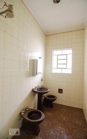 Casa à venda com 200m², 3 quartos e sem vaga Casa à venda com 200m², 3 quartos e sem vagaBanheiro