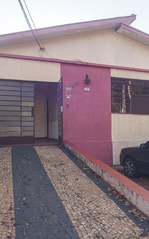 Casa à venda com 200m², 3 quartos e 4 vagas Casa à venda com 200m², 3 quartos e 4 vagasFachada da casa