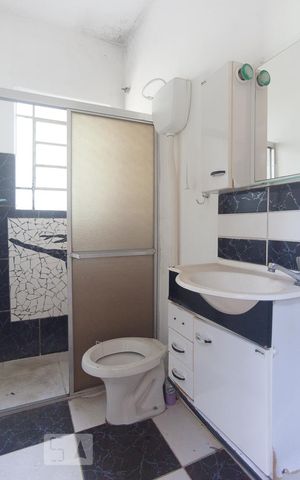 Casa à venda com 200m², 3 quartos e 4 vagas Casa à venda com 200m², 3 quartos e 4 vagasCasa do fundo - banheiro