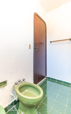 Casa à venda com 530m², 5 quartos e 5 vagas Casa à venda com 530m², 5 quartos e 5 vagasBanheiro Social