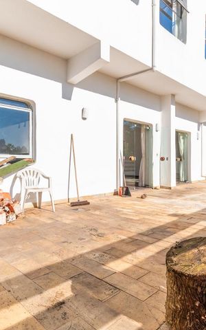 Casa à venda com 530m², 5 quartos e 5 vagas Casa à venda com 530m², 5 quartos e 5 vagasÁrea Externa Fundos