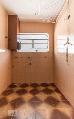 Casa à venda com 530m², 5 quartos e 5 vagas Casa à venda com 530m², 5 quartos e 5 vagasLavanderia