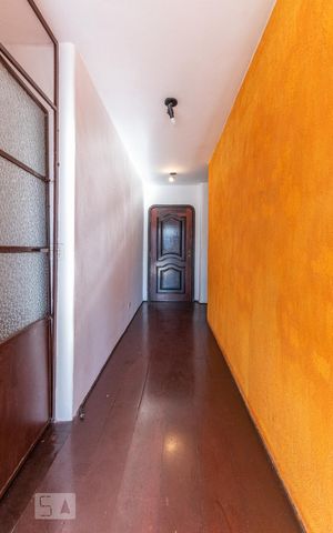 Casa à venda com 530m², 5 quartos e 5 vagas Casa à venda com 530m², 5 quartos e 5 vagasCorredor Entrada