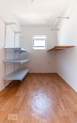Casa à venda com 530m², 5 quartos e 5 vagas Casa à venda com 530m², 5 quartos e 5 vagasQuarto 2 - Closet