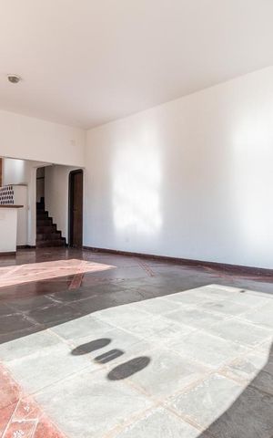 Casa à venda com 530m², 5 quartos e 5 vagas Casa à venda com 530m², 5 quartos e 5 vagasSalão