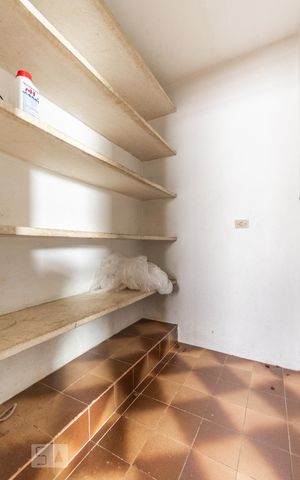 Casa à venda com 530m², 5 quartos e 5 vagas Casa à venda com 530m², 5 quartos e 5 vagasCozinha - Despensa