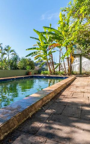 Casa à venda com 530m², 5 quartos e 5 vagas Casa à venda com 530m², 5 quartos e 5 vagasÁrea Piscina