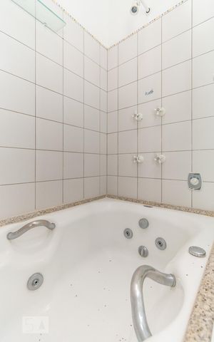 Casa à venda com 530m², 5 quartos e 5 vagas Casa à venda com 530m², 5 quartos e 5 vagasSuíte 2 - Banheiro - Detalhe