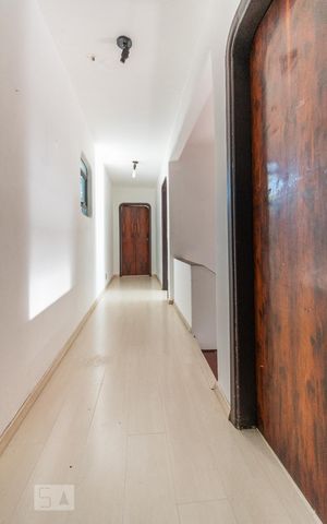 Casa à venda com 530m², 5 quartos e 5 vagas Casa à venda com 530m², 5 quartos e 5 vagasCorredor Acesso Dormitórios e Banheiro