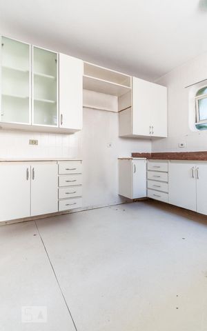 Casa à venda com 530m², 5 quartos e 5 vagas Casa à venda com 530m², 5 quartos e 5 vagasCozinha