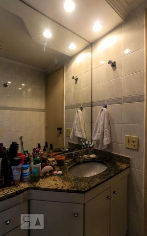 Apartamento para alugar com 70m², 3 quartos e 1 vaga Apartamento para alugar com 70m², 3 quartos e 1 vagaBanheiro da Suíte