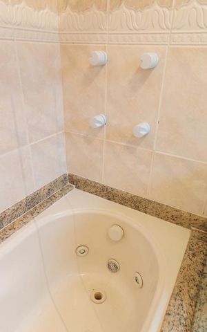 Apartamento à venda com 220m², 5 quartos e 4 vagas Apartamento à venda com 220m², 5 quartos e 4 vagasBanheiro da Suíte 3